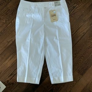 NWT Avenue Sateen white capris size 16